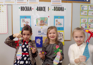 Dziewczynki pokazują zrobione prezenty